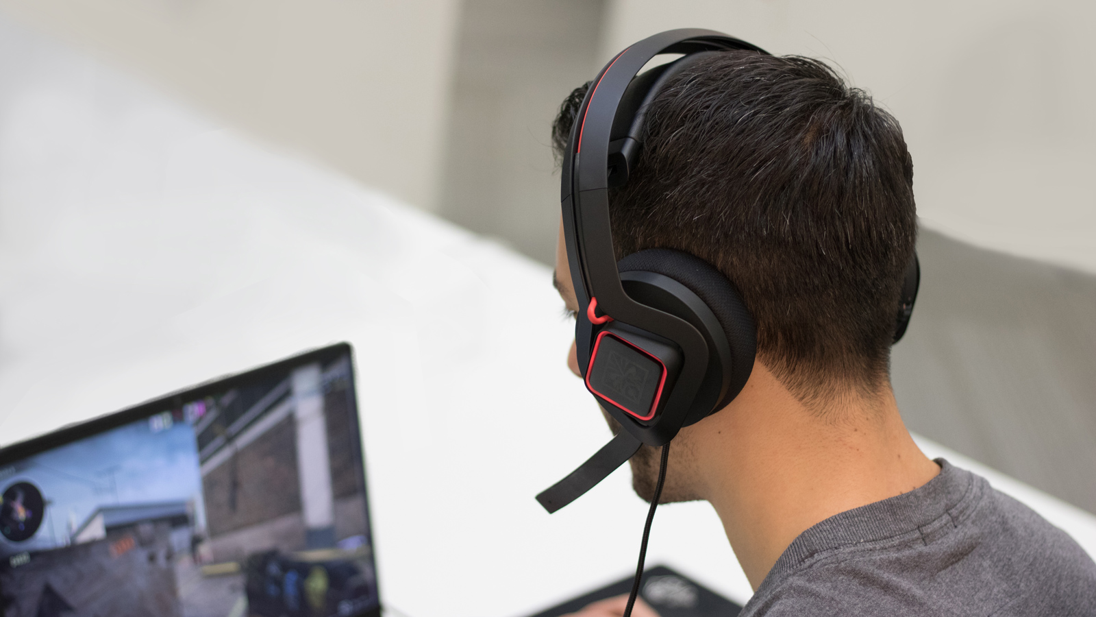 Games headsets. Игровые наушники на голове. Игровые наушники на человеке. Популярные наушники у стримеров. Геймер в игровых наушниках.